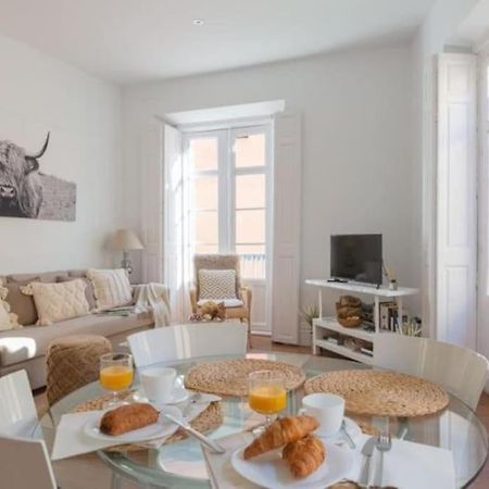 Chic Casa Cathedral At Calle Fresca 2-Bedroom Apartment In Malaga City Center מראה חיצוני תמונה