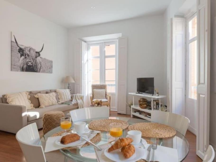 Chic Casa Cathedral At Calle Fresca 2-Bedroom Apartment In Malaga City Center מראה חיצוני תמונה