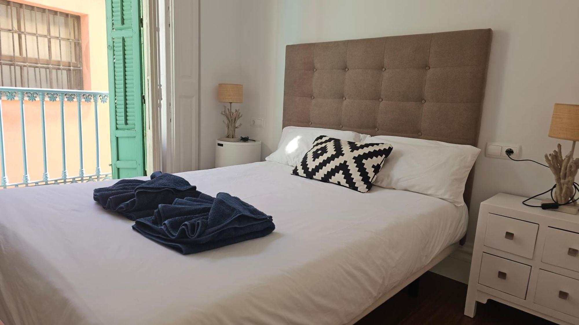 Chic Casa Cathedral At Calle Fresca 2-Bedroom Apartment In Malaga City Center מראה חיצוני תמונה
